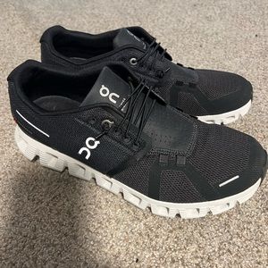 On running cloud sneakers